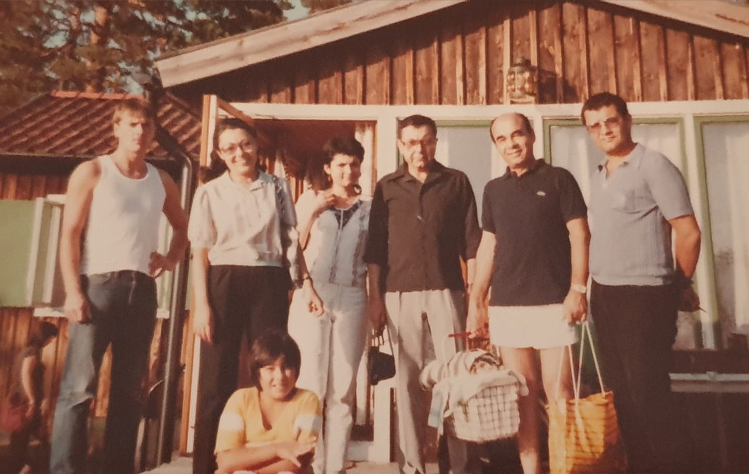 Selahaddin Rastgeldi (ortada), kız kardeşi Gulay Özçurumez (soldan ikinci), kızı Vivian Alexandersen (soldan üçüncü) ve yeğeni Gamze Özcurumez (altta) - 1983 yazı Stockholm